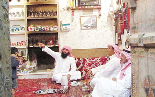 عشاق التراث يحولون مجالسهم إلى متاحف 