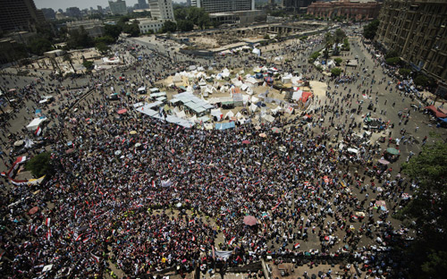 الرئيس المصري: الجيش لن يقفز على السلطة.. واستقالتي بداية لفوضى لن تنتهي 
