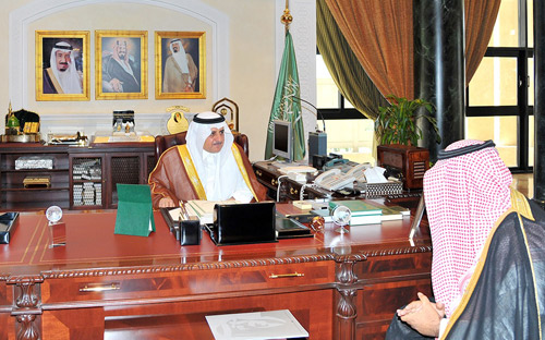 أمير تبوك يطلع على مشروعات مؤسسة سلطان بن عبد العزيز الخيرية 