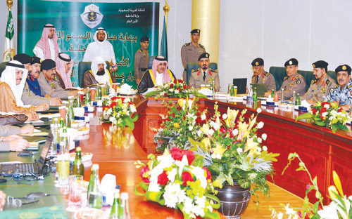 وزير الداخلية يطلع على الخطط الأمنية والمرورية المزمع تنفيذها في رمضان والعيد 