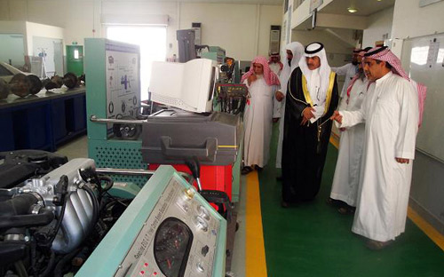 محافظ المذنب يتفقد التدريب التقني والمهني 