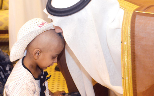 سمو أمير منطقة القصيم يطمئن على الطفلة راما بعد تشخيص حالتها الصحية بالخطأ 