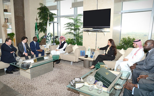 الأمير الوليد ووزير السياحة السنغالي يبحثان مواضيع استثمارية