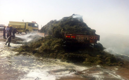 حريق شاحنة للأعلاف على طريق أشيقر القصيم 