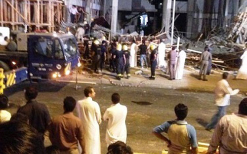 انهيار مبنى يخلف إصابة (4) عمال ورجل دفاع مدني 