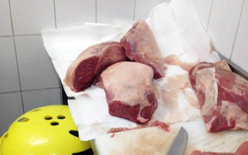 أمانة الإحساء تضبط مجمعاً تجارياً يتلاعب بأوزان وصلاحية اللحوم 