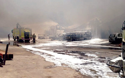 إخماد حريق اندلع في ورش نجارة وموبيليا بحي السلي في الرياض 