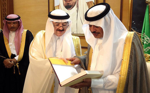 أمير منطقة الباحة يدشن كتاب «السيرة والتاريخ»