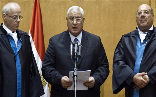 الإسلام دين الدولة.. و«العربية» لغتها الرسمية.. ومبادئ الشريعة الإسلامية على مذاهب أهل السنة والجماعة المصدر الرئيس للتشريع 