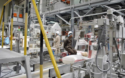 «صوامع الجوف» ترحل (40) ألف كيس من الدقيق إلى جدة لتوفيره للمعتمرين