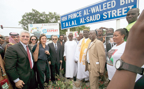 عمدة مدينة أكرا والأمير الوليد يفتتحان شارعاً باسم سموه في غانا