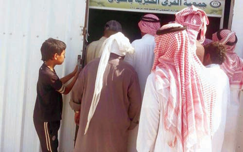 جمعية القرى الخيرية بأشواق توزع سلالاً غذائية للأسر والأيتام في رمضان 