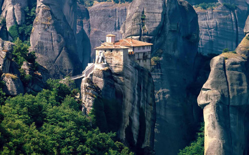 اليونان في كفّة الميزان