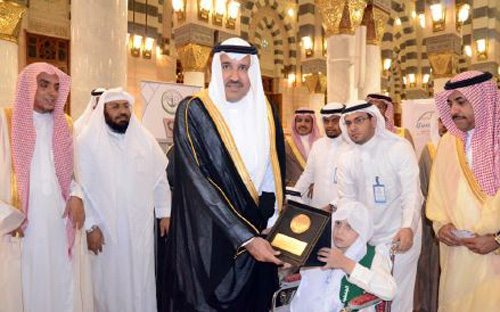 الأمير فيصل بن سلمان يرعى حفل تخريج دفعة جديدة من حفظة كتاب الله في المدينة المنورة 