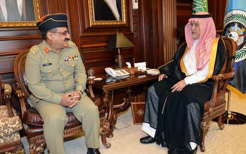 نائب وزير الدفاع يستقبل أقدم الضباط الباكستانيين في المملكة 