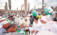 المائدة المدينية تجمع الصائمين بالمسجد النبوي 