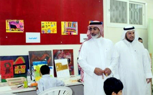 مدير تعليم المجمعة يتفقد نادي الحي بحوطة سدير 