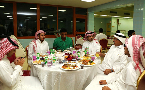 حفل إفطار لنزلاء مجمع الأمل بمشاركة نجوم المجتمع 