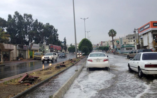 إخلاء منازل من سكانها في عسير بعد حصارها بالأمطار 