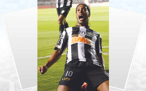 البرازيلي رونالدينيو يسعى لثنائية قارية نادرة