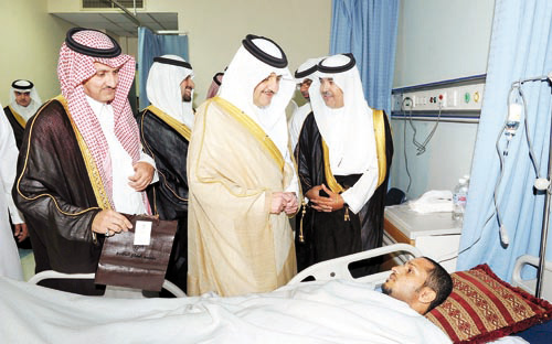 سعود بن نايف يزور مرضى المجمع الطبي بالدمام 