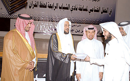 رئيس الهيئات يكرم الفائزين في مسابقة  القرآن الكريم بنادي الشباب 