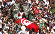 آلاف يشاركون في تشييع جنازة المعارض التونسي محمد البراهمي 