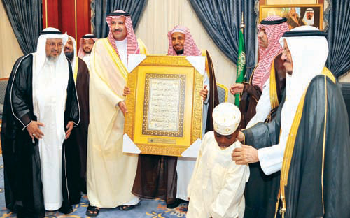 أمير منطقة المدينة المنورة يستقبل الأمين العام للهيئة العالمية لتحفيظ القرآن 