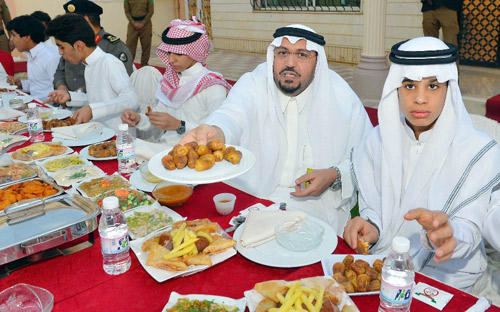 د. المطلق يثمن لنائب أمير منطقة القصيم مشاركته أبناءه الأيتام إفطارهم الرمضاني 