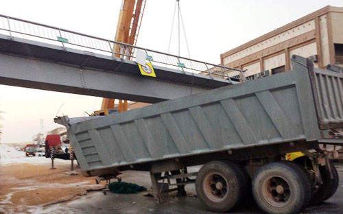 ارتفاع شاحنة فوق المسموح به يُسقط جسر مشاة شرق الرياض ويصيب شخصا 