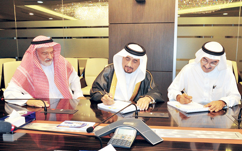 رئيس الكهرباء يوقع ستة عقود لتنفيذ محطات تحويل في عدة مناطق