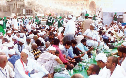 المسجد الحرام يشهد أطول سفرة إفطار بطول (4) كيلو مترات