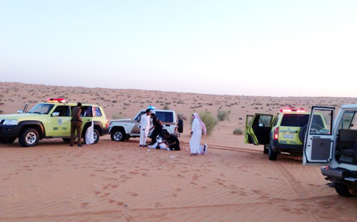 الدفاع المدني ينقذ مواطنين غاصت سيارتهما في صحراء الجوف 