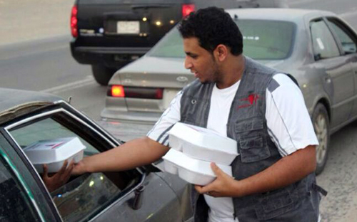 نبض التطوعي بجازان يوزع (350) وجبة لإفطار الصائمين 