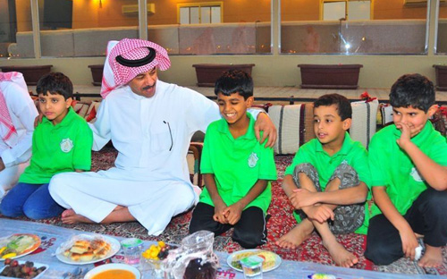 كابتن العرب حضر نهائي بطولة عنيزة وكرَّم ذوي القدرات الخاصة وتناول الإفطار مع أطفال دار الأيتام 