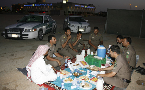 «الجزيرة» ترصد ساعة الإفطار بغرفة العمليات والميدان 