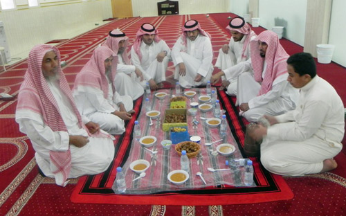 أئمة المساجد والمؤذنون في حائل يفطرون بعيداً عَن الأسَر 