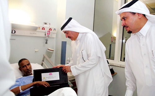د. العبد الكريم يزور مرضى مدينة الملك سعود الطبية 