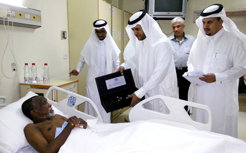 لجنة أصدقاء المرضى تقدم هدايا لمرضى مستشفى الإيمان 
