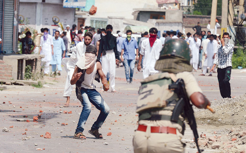 (30) جريحاً في صدامات بين الشرطة الهندية ومتظاهرين في كشمير   