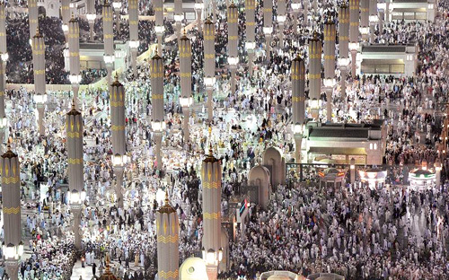 مئات الآلاف من المسلمين يُؤدون صلاة أول جمعة بعد رمضان بالمسجد النبوي 