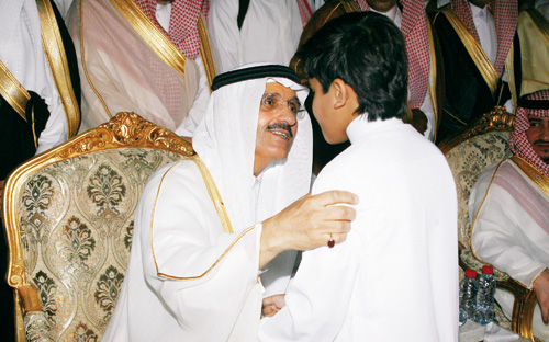 الأمير الصغير يعشق رقصة الآباء والأجداد .. والطفل الحضيف يردد أحلى الكلمات 