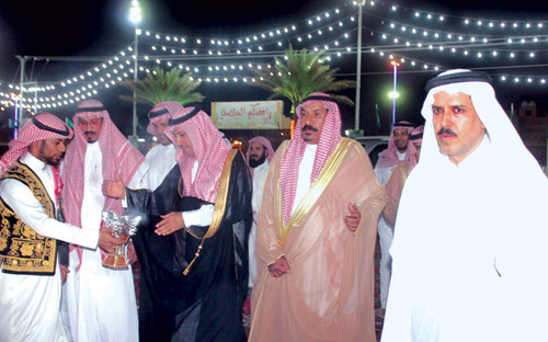 محافظ بقعاء يشارك في احتفالات الأهالي بعيد الفطر 