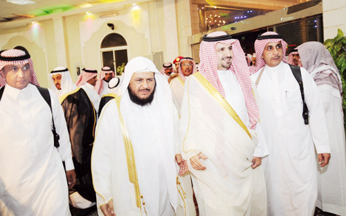 أمير منطقة الجوف يشرف حفل زفاف ابنَيْ الشيخ السعدون 