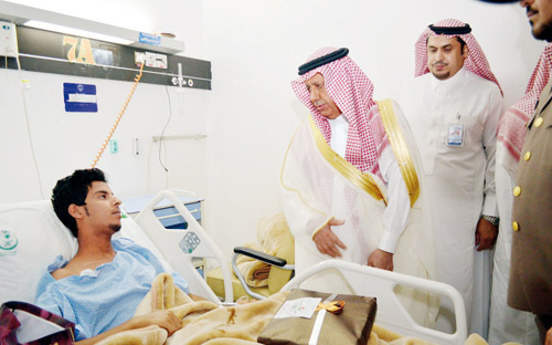وكيل إمارة القصيم يعايد المرضى بمستشفى الملك فهد ببريدة 