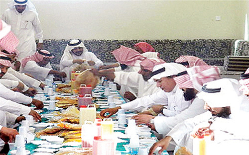 رئيس مركز الدليمية يشارك الأهالي إفطار العيد 