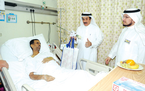 مستشفى الملك خالد الجامعي يعايد المرضى 