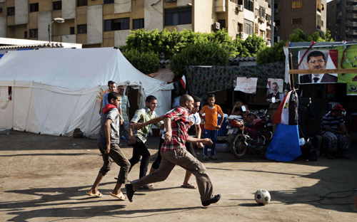 الحكومة المصرية تبدأ إجراءات فض الاعتصامات .. والمتظاهرون يعلنون التحدي 