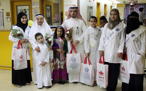 خيرية السكري تعايد الأطفال المرضى في طبية الملك فهد 