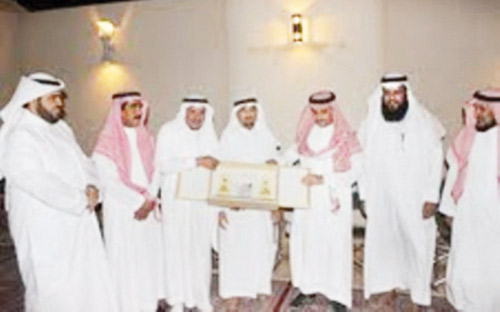 جمعية المعاقين بالرس تكرِّم محافظ الرس ورئيس الجمعية سابقاً خالد العساف 